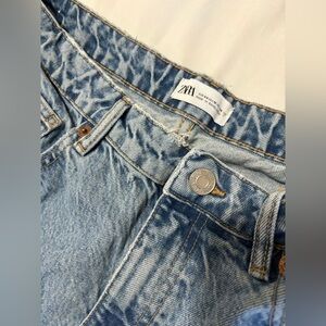 Zara Blue Relaxed Fit Jeans with Vintage Appeal